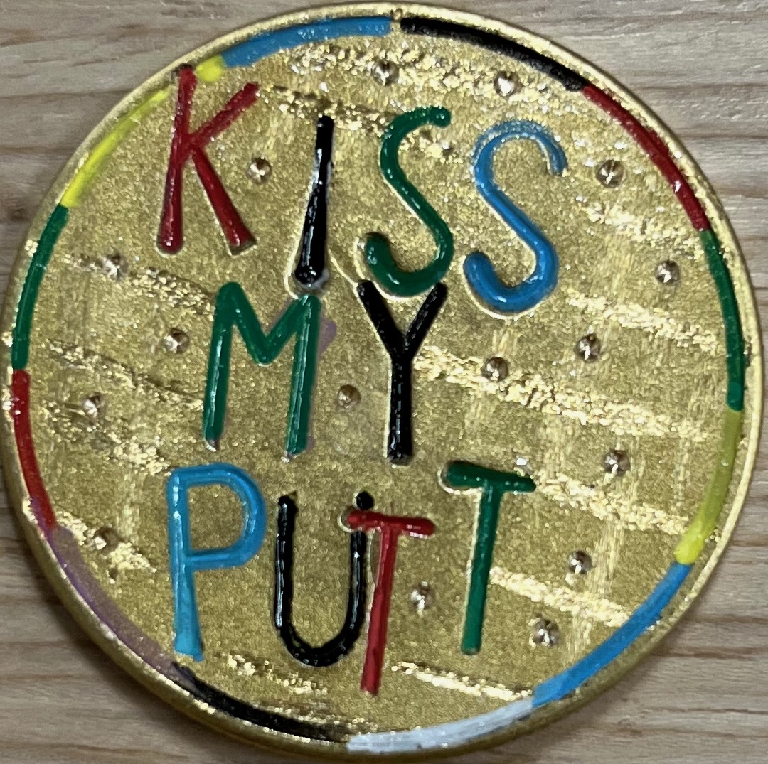 Kiss My Putt – detailed close-up on wood